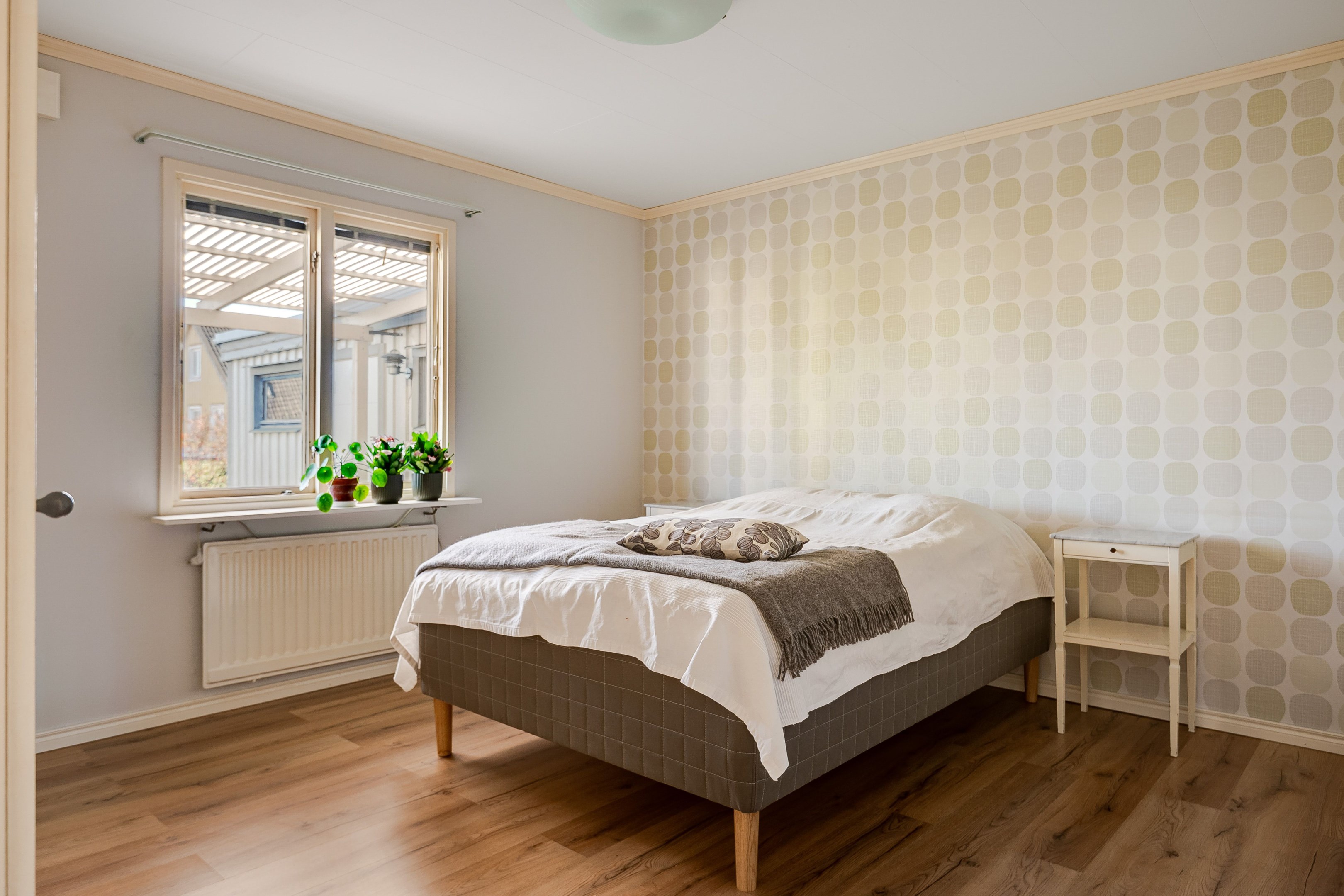 Sovrum med utsikt över trädgården