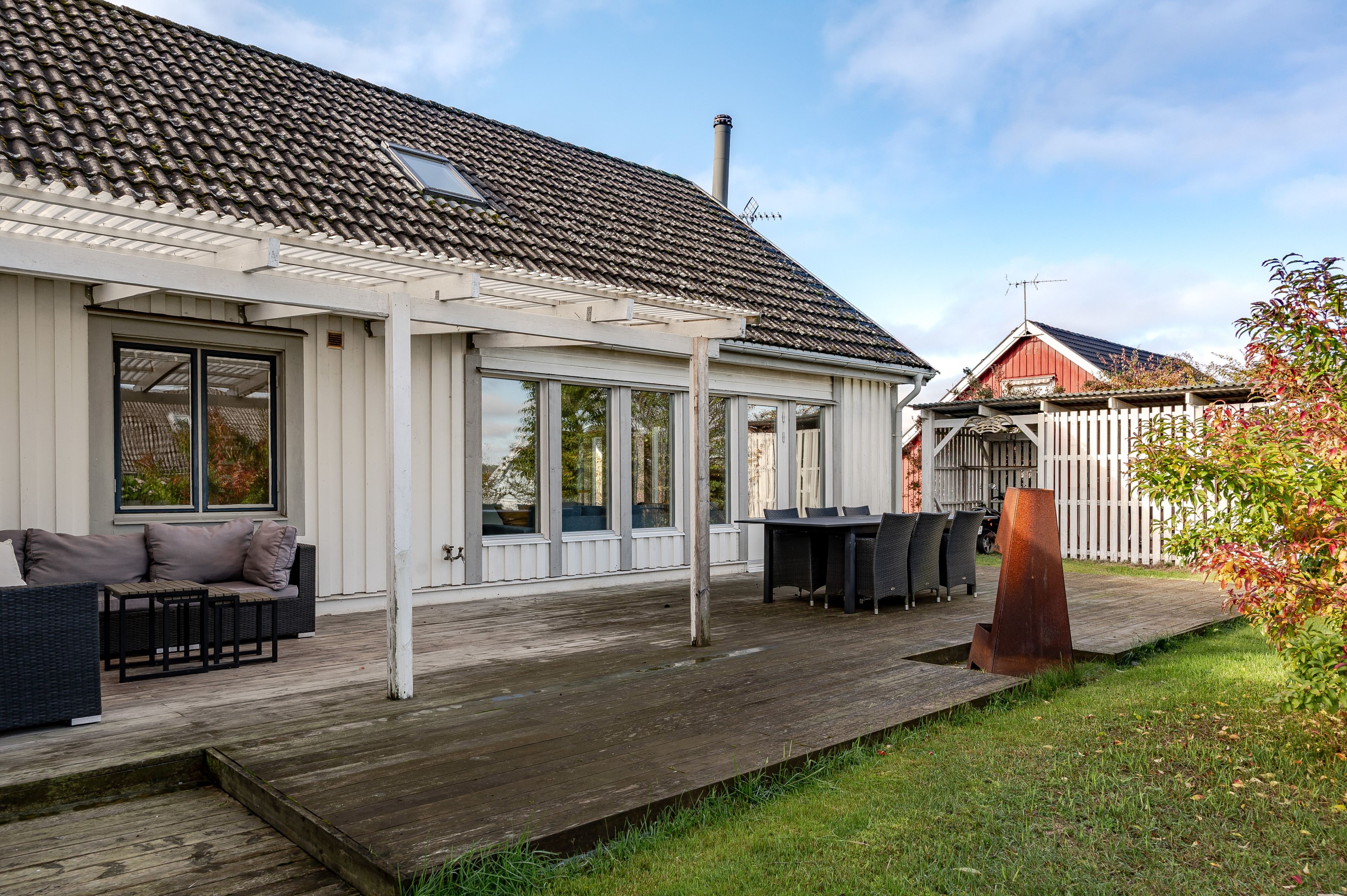 Stort altandäck delvis under tak