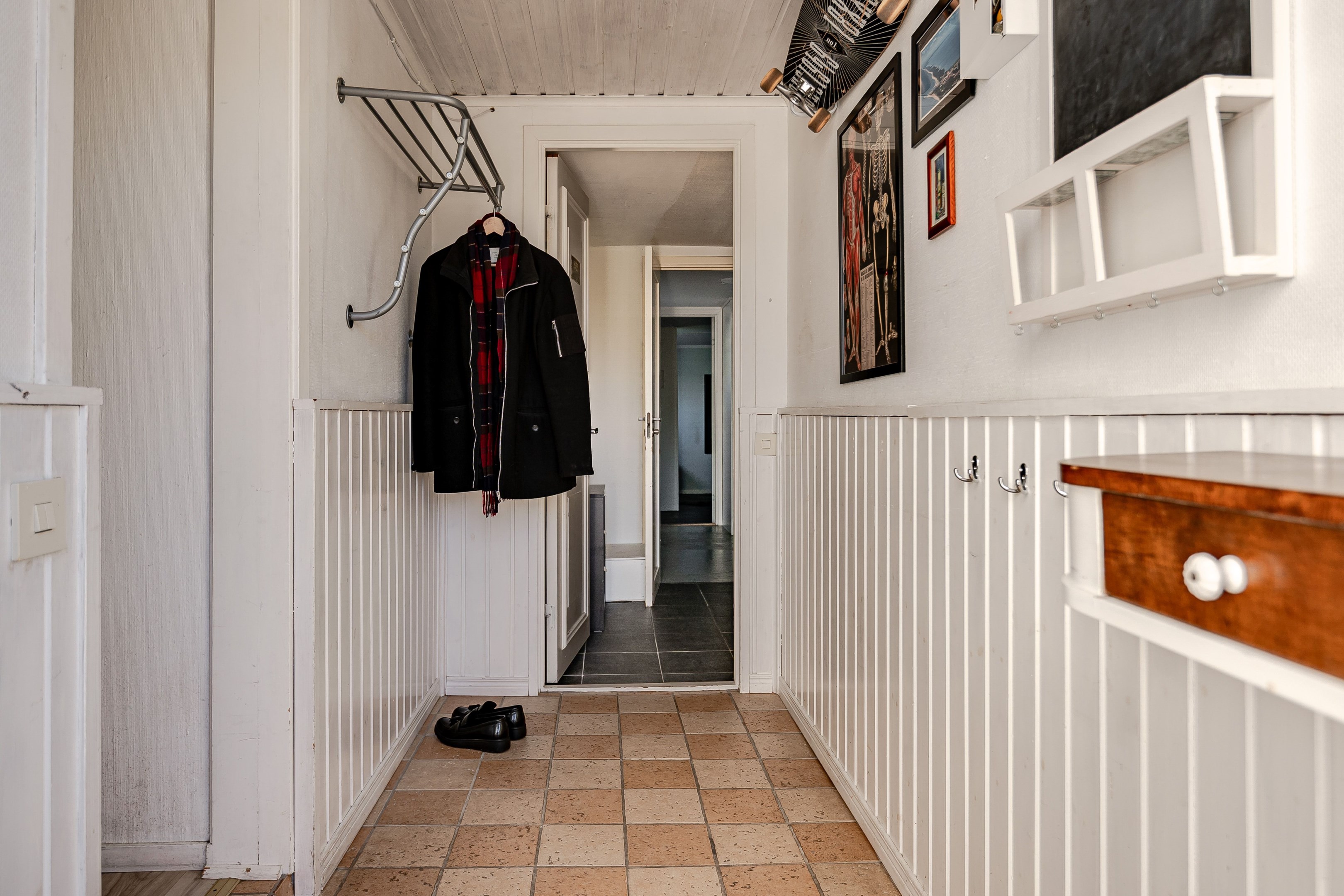 Groventré med hatthylla