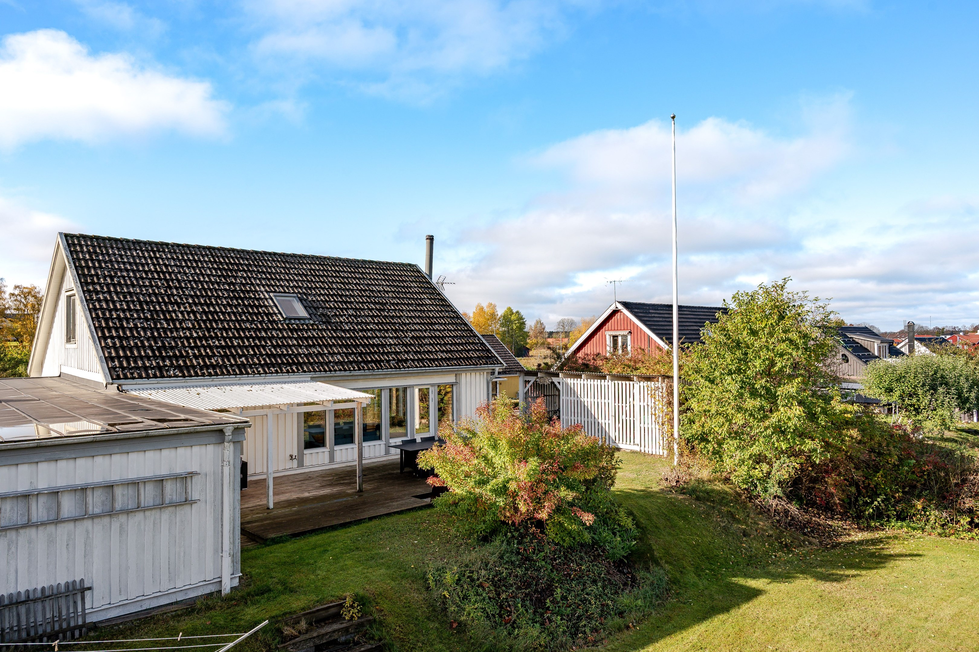 Härlig trädgård med både altan och gräsmatta