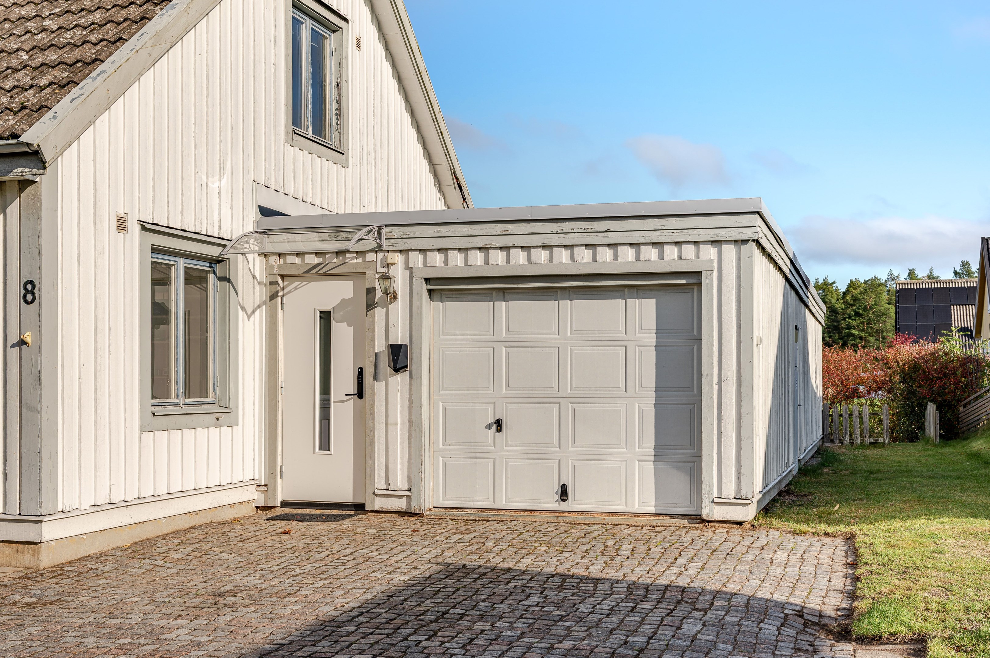 Vidbyggt garage och groventré