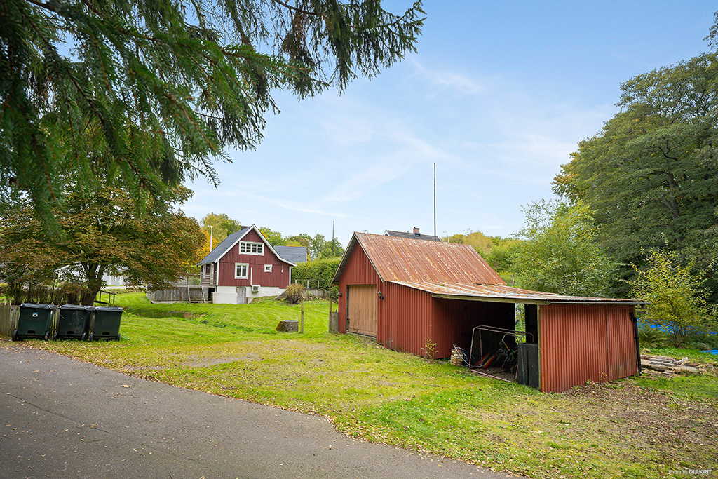 Garagebyggnad och carport