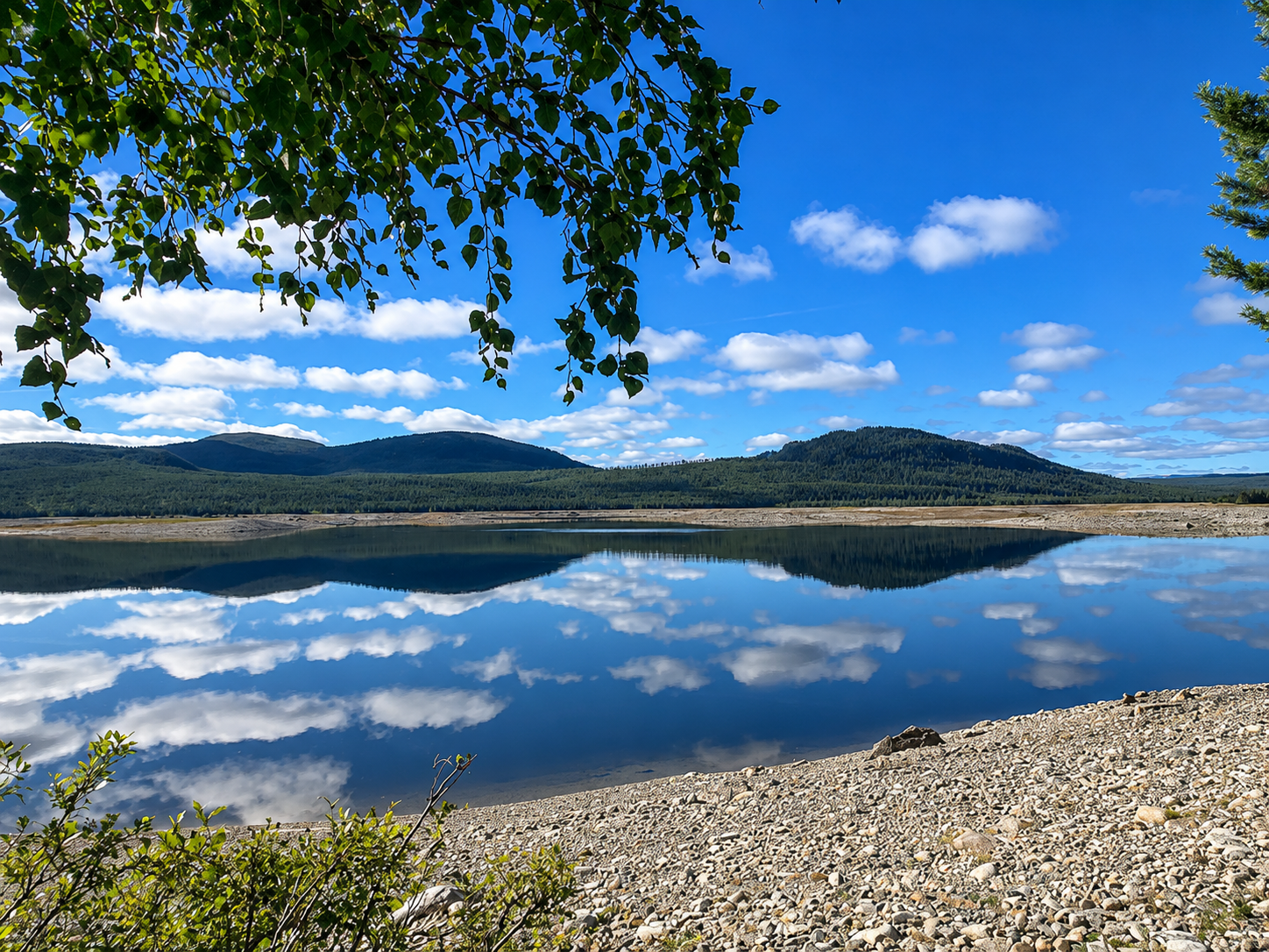 Glöm inte att packa för ett uppfriskade fjllbad eller svalka fötterna i någon av fjället fina vatten