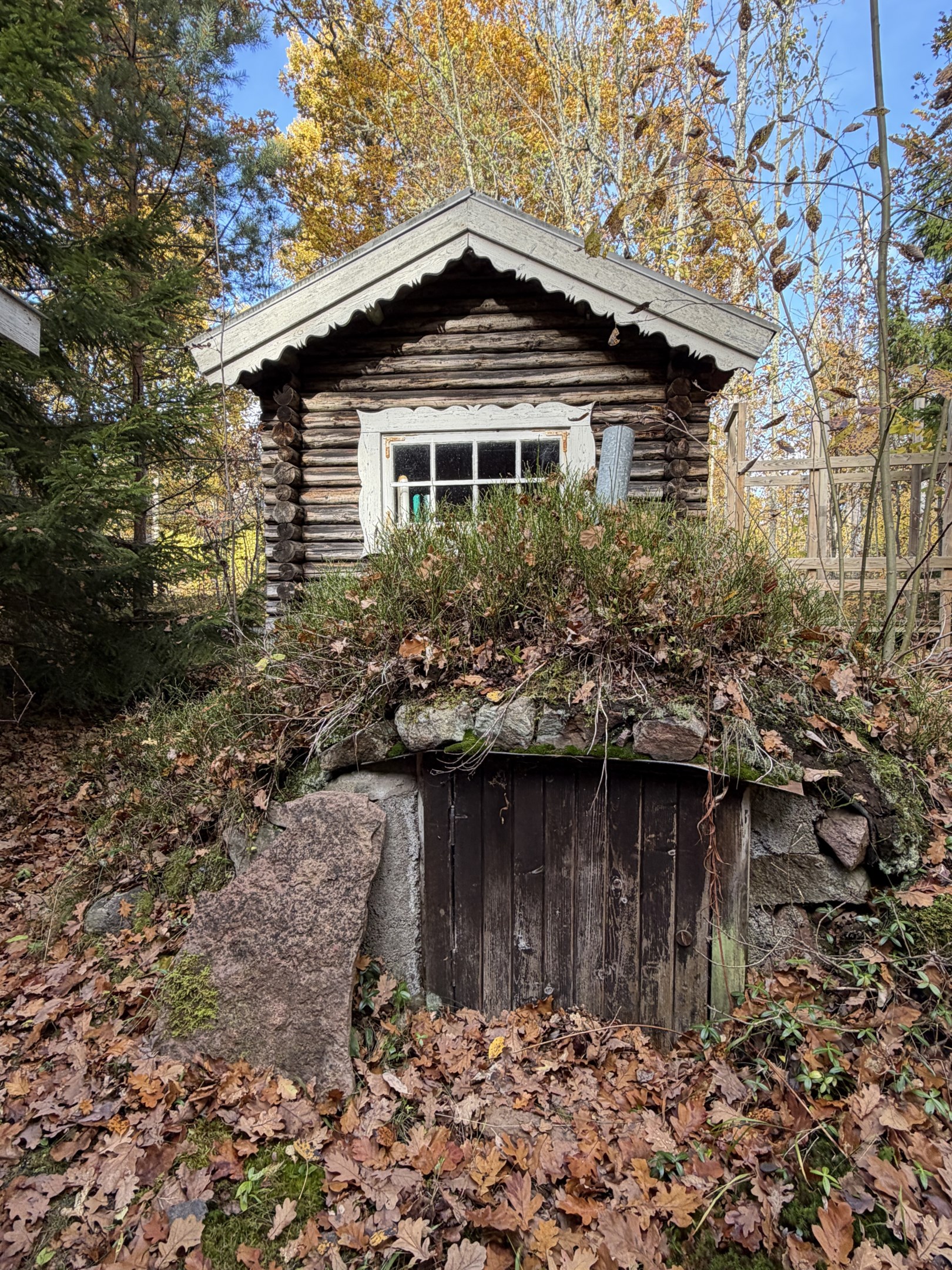 Liten jordkällare finns det med