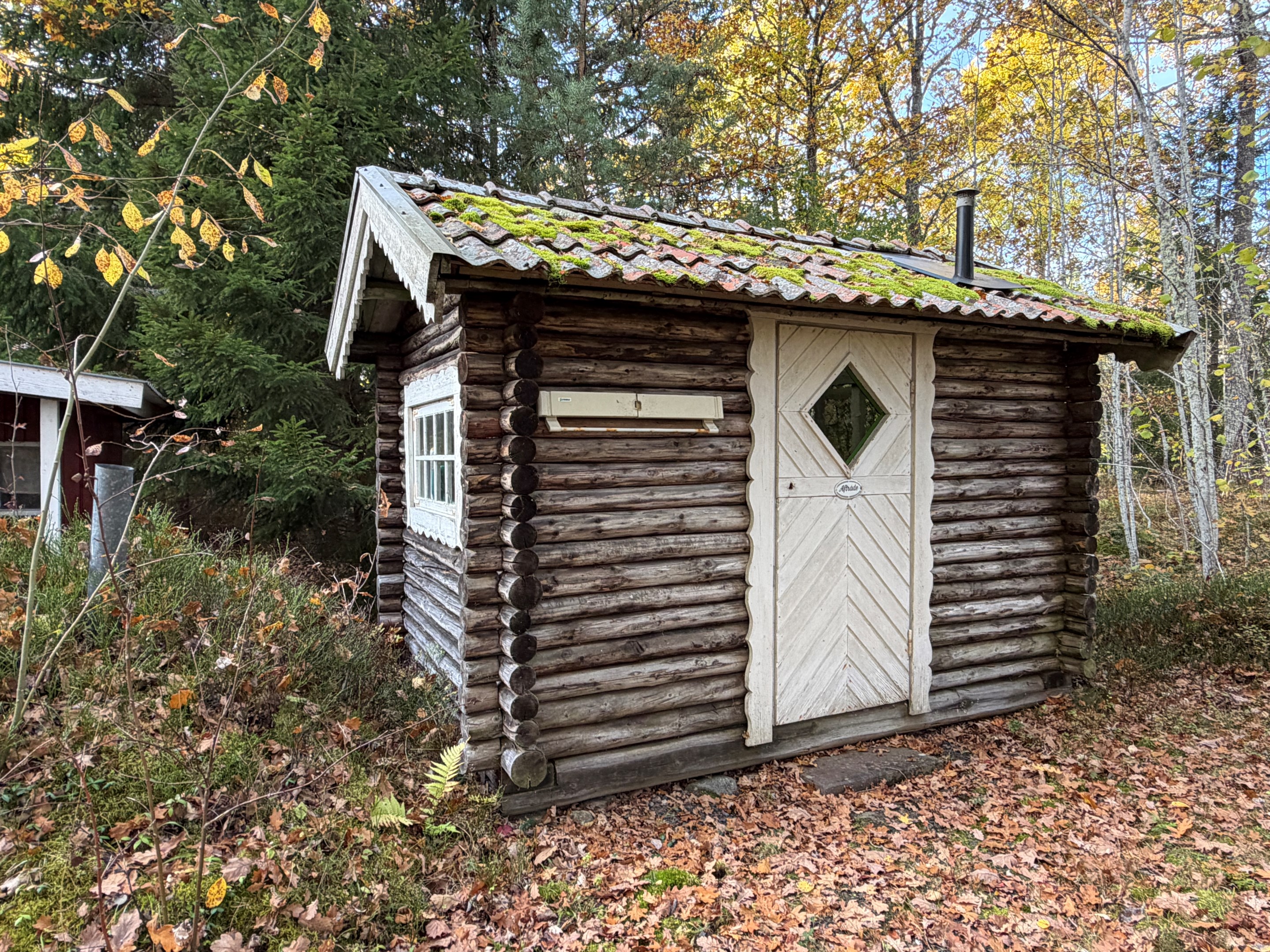 Stuga för toa och tvättmöjligheter