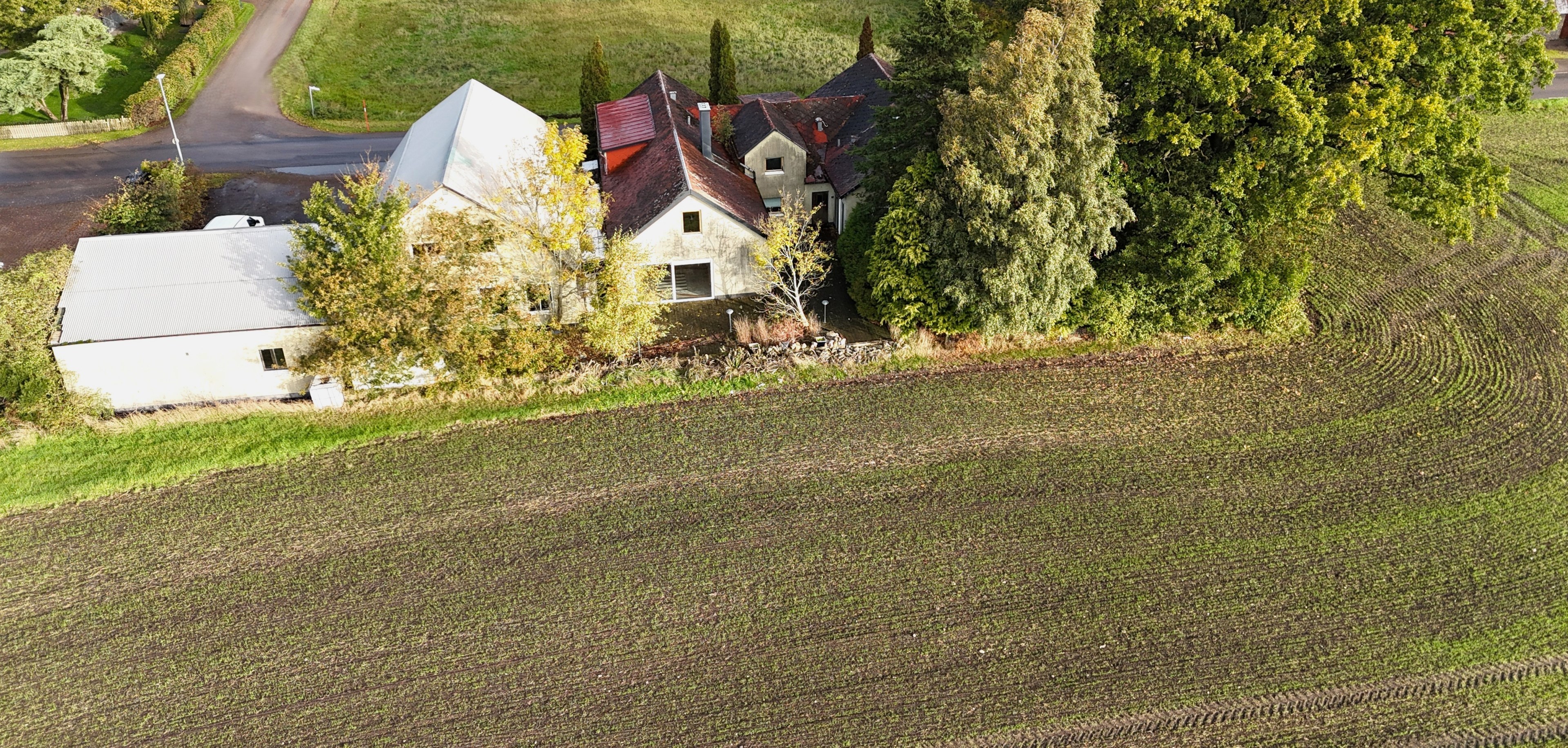 En skyddad trädgårdsmiljö med möjlighet att skapa en grön oas intill de öppna fälten.