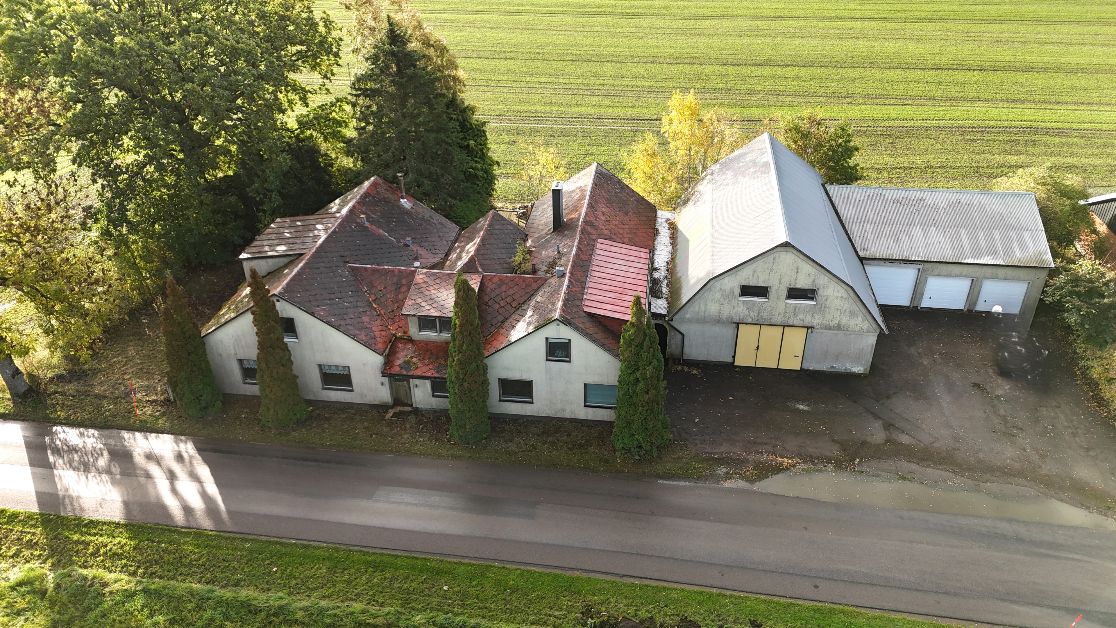 Generösa ytor med bostad, verkstad, lager och garage i lantlig miljö.