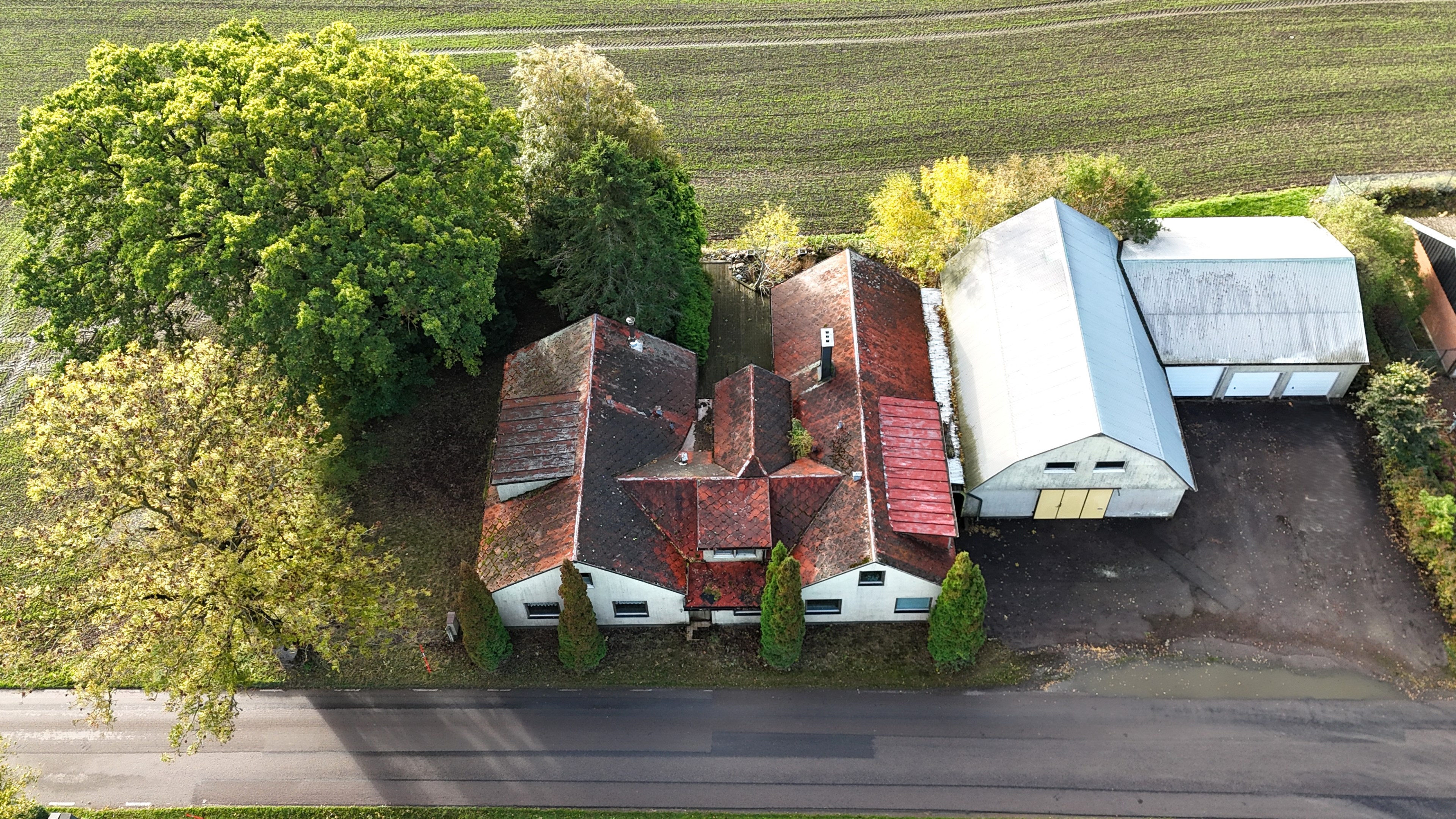 Stor gårdsplan med god tillgänglighet till verkstad, garage och lokaler för olika verksamheter.